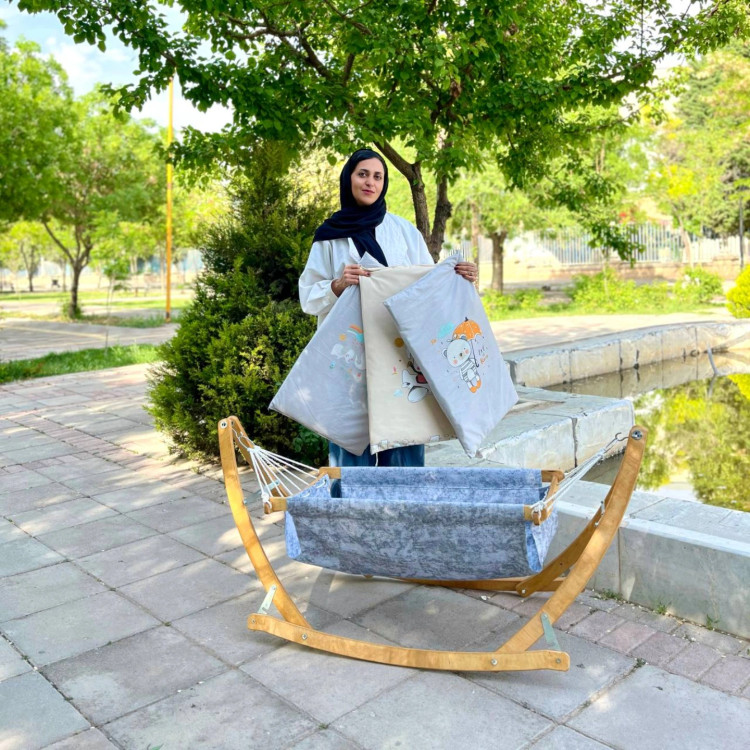 گهواره پایه چوبی طوسی رنگ